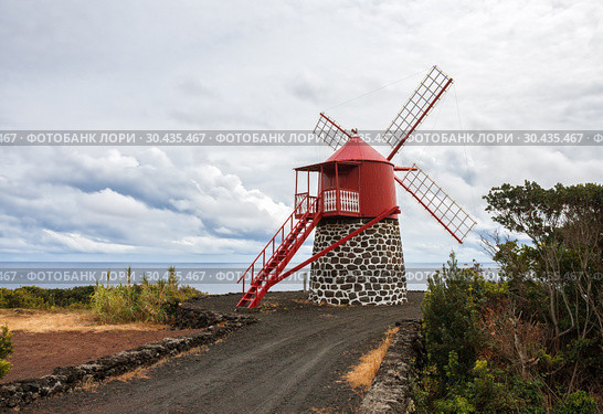 Windmill on shores of the Atlantic Ocean, Pico Island, Azores (2012 год). Стоковое фото, фотограф Юлия Бабкина / Фотобанк Лори