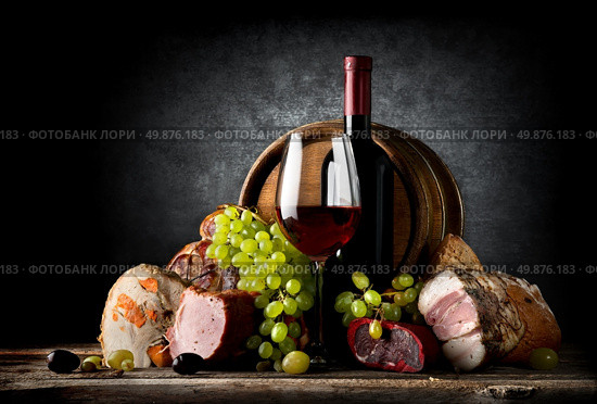 Wine and food on a black background. Стоковое фото, агентство Ingram Publishing / Фотобанк Лори