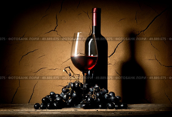 Wine with grape old in clay cellar. Стоковое фото, агентство Ingram Publishing / Фотобанк Лори