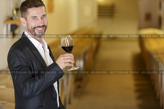 winemaker tasting red wine in cellar. Стоковое фото, агентство Ingram Publishing / Фотобанк Лори