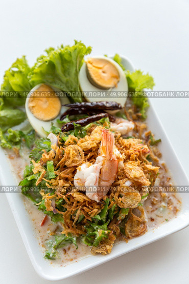 winged bean salad with shrimp and boiled egg on white background. Стоковое фото, агентство Ingram Publishing / Фотобанк Лори