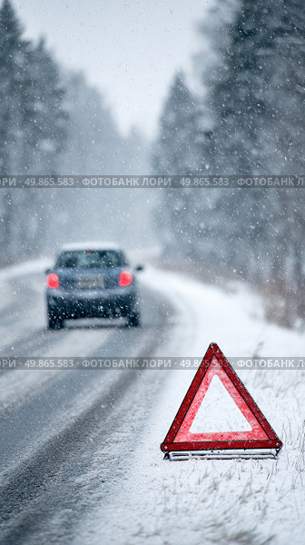 Winter Road Hazard With Warning Triangle and Car in Snowfall on a Remote Highway. Стоковое AI-изображение, AI-художник Юлия Гапеенко / Фотобанк Лори