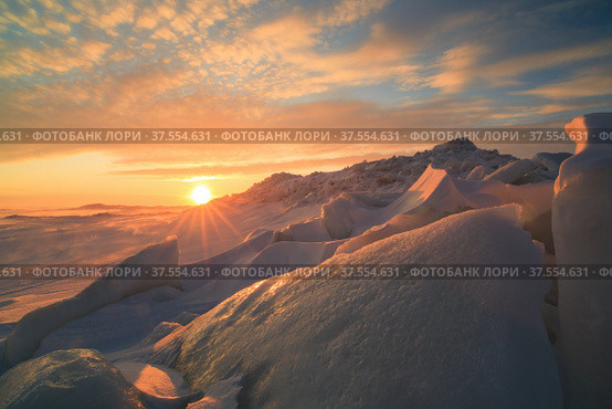 Winter sunrise over the ice hummocks. Arctic. Frost and cold wind. The sky with beautiful clouds. Anadyr estuary, Bering Sea, Chukotka, Russia. Стоковое фото, фотограф Андрей Степанов / Фотобанк Лори
