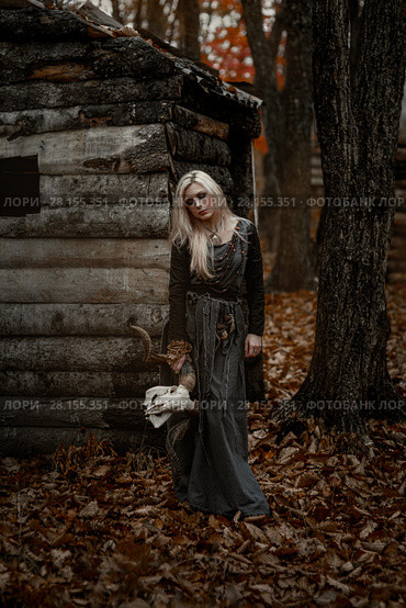 Witch in a long black dress. Стоковое фото, фотограф Евгения Литовченко / Фотобанк Лори