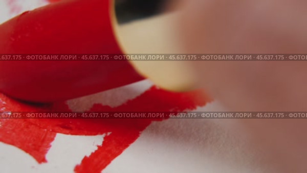 Witness the mesmerizing process of creating abstract art using only lipstick and white cardboard. Стоковое видео, видеограф Ярославский Максим / Фотобанк Лори