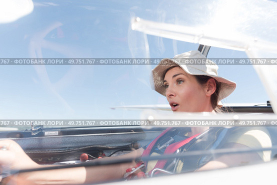 woman amazed with the view from the glider. Стоковое фото, агентство Ingram Publishing / Фотобанк Лори