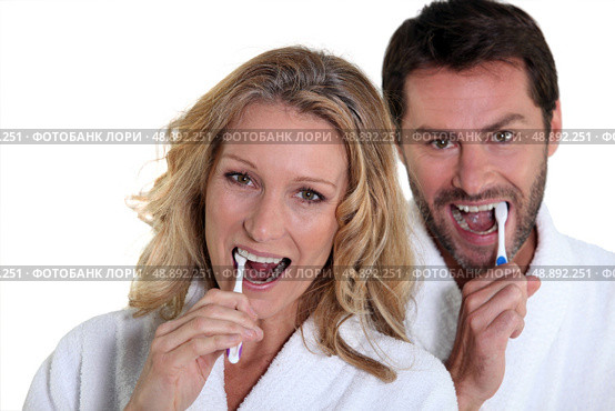 woman and man brushing teeth. Стоковое фото, агентство Ingram Publishing / Фотобанк Лори