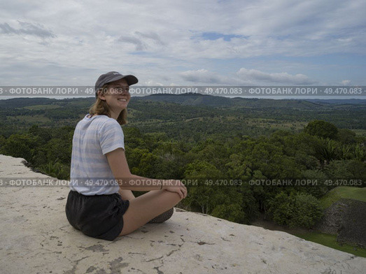 Woman at Ancient Mayan Archaeological Site, San Jose Succotz, Cayo District, Belize. Стоковое фото, агентство Ingram Publishing / Фотобанк Лори