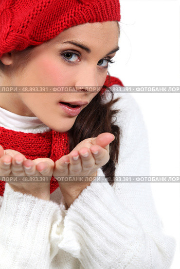 woman blowing kisses in air. Стоковое фото, агентство Ingram Publishing / Фотобанк Лори