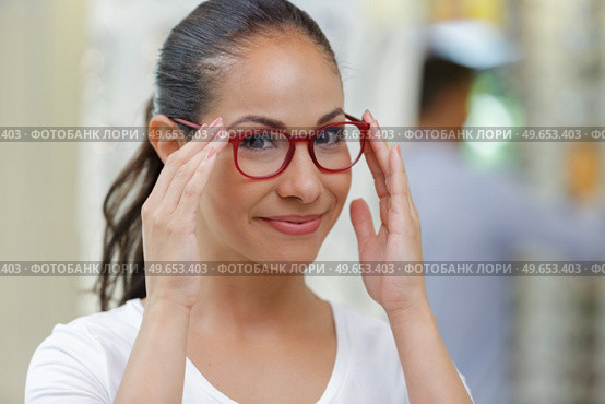 woman buys glasses in an optic store. Стоковое фото, агентство Ingram Publishing / Фотобанк Лори