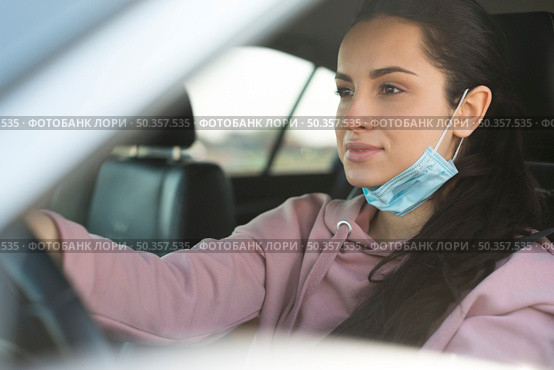 woman car use properly mask. Стоковое фото, агентство Ingram Publishing / Фотобанк Лори