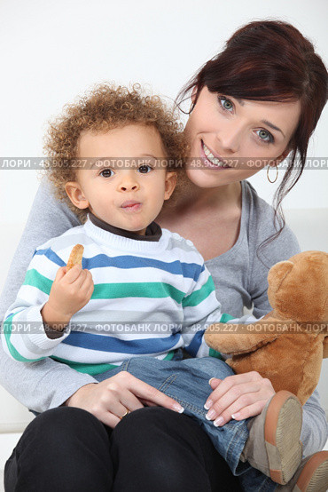Woman, child and teddy bear. Стоковое фото, агентство Ingram Publishing / Фотобанк Лори