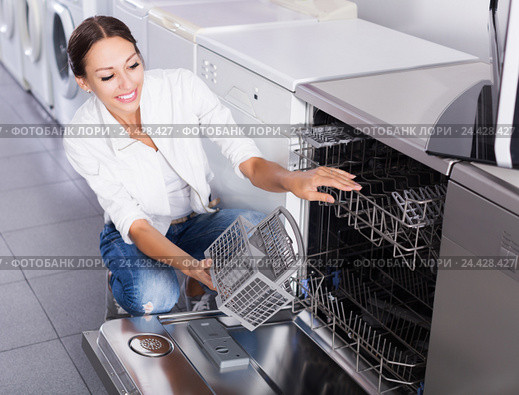 Woman choosing dish washing machine. Стоковое фото, фотограф Яков Филимонов / Фотобанк Лори