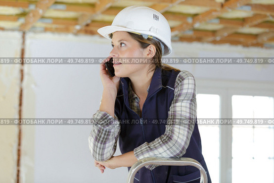 woman contractor worker with noise cancelling headphones. Стоковое фото, агентство Ingram Publishing / Фотобанк Лори