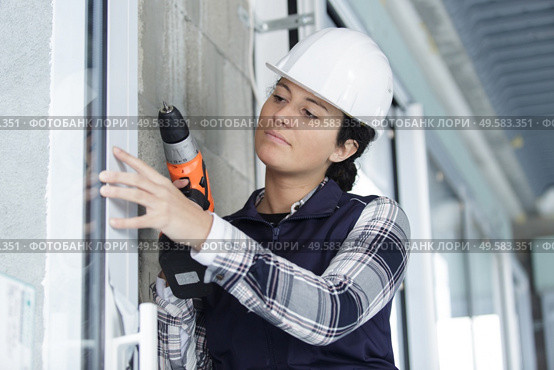 woman drilling with electric power driller. Стоковое фото, агентство Ingram Publishing / Фотобанк Лори