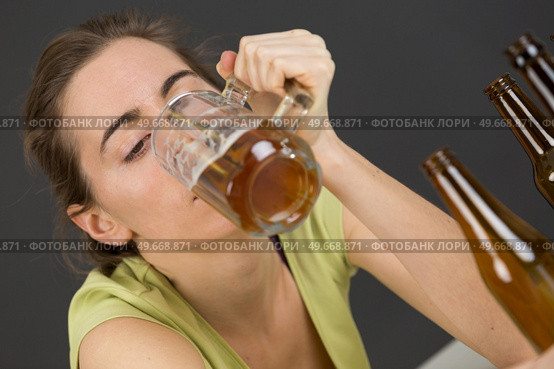 woman drinking beer at bar or pub. Стоковое фото, агентство Ingram Publishing / Фотобанк Лори