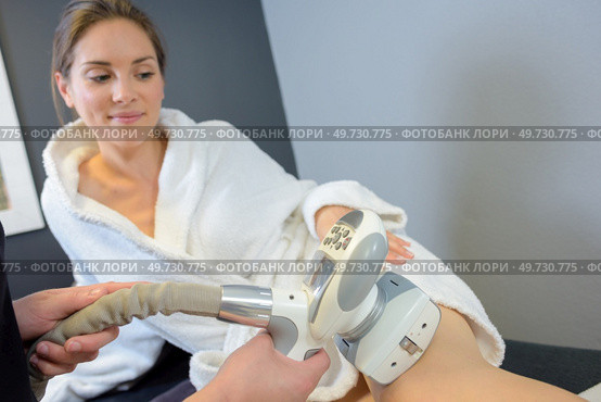 woman during radio frequency procedure. Стоковое фото, агентство Ingram Publishing / Фотобанк Лори