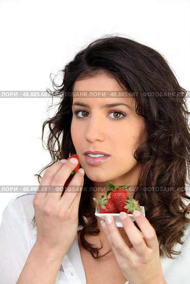 Woman eating strawberries. Стоковое фото, агентство Ingram Publishing / Фотобанк Лори