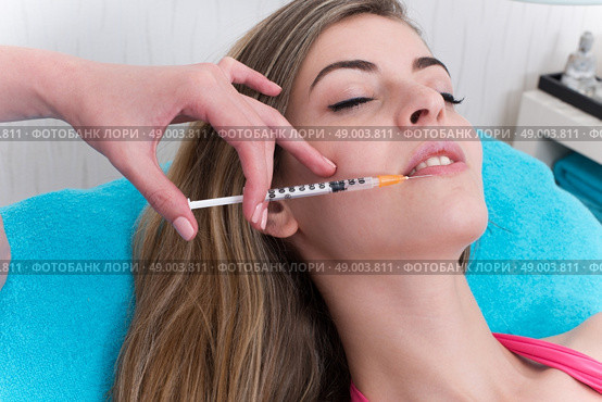 Woman getting anticellulite and anti fat therapy in beauty salon. Стоковое фото, агентство Ingram Publishing / Фотобанк Лори
