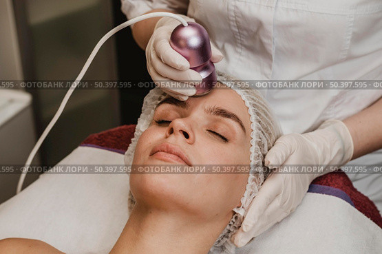 woman getting cosmetic treatment wellness center. Стоковое фото, агентство Ingram Publishing / Фотобанк Лори