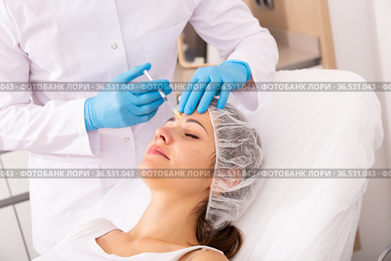 Woman getting facial contouring injections. Стоковое фото, фотограф Яков Филимонов / Фотобанк Лори