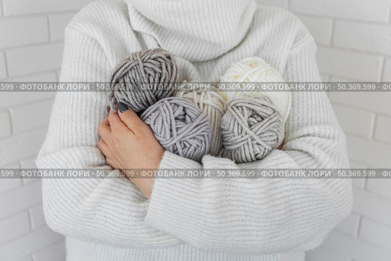 woman holding knitting wool close up 3. woman holding knitting wool close up 2. Стоковое фото, агентство Ingram Publishing / Фотобанк Лори
