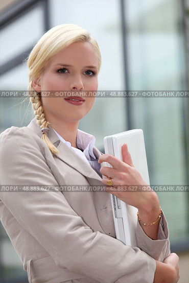 Woman holding laptop. Стоковое фото, агентство Ingram Publishing / Фотобанк Лори
