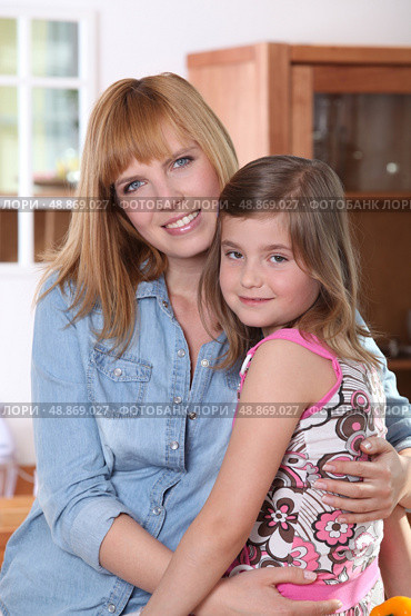 Woman hugging her daughter. Стоковое фото, агентство Ingram Publishing / Фотобанк Лори