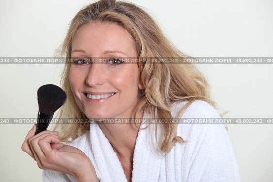 Woman in bathrobe holding make-up brush. Стоковое фото, агентство Ingram Publishing / Фотобанк Лори