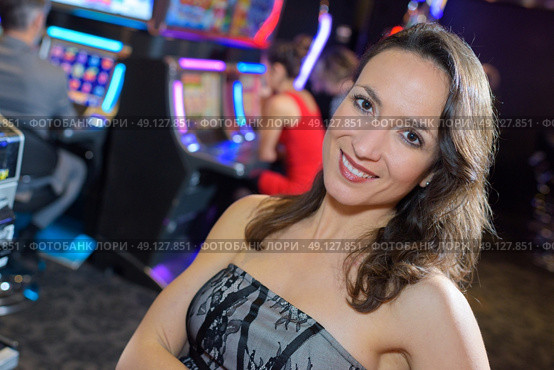 woman in casino next to a slot machine. Стоковое фото, агентство Ingram Publishing / Фотобанк Лори