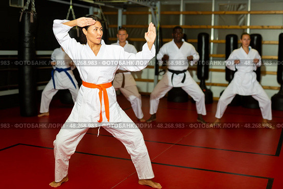 Woman in kimono standing in fight stance in gym. Стоковое фото, фотограф Яков Филимонов / Фотобанк Лори