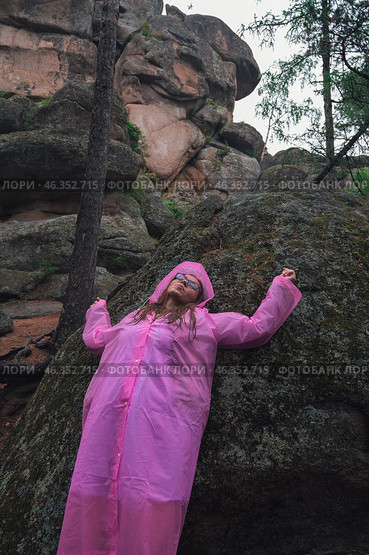 Woman in the taiga forest and rocks of the Stolby nature reserve park. Стоковое фото, фотограф Jan Jack Russo Media / Фотобанк Лори