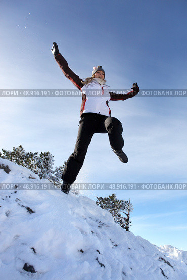 Woman jumping in the snow. Стоковое фото, агентство Ingram Publishing / Фотобанк Лори