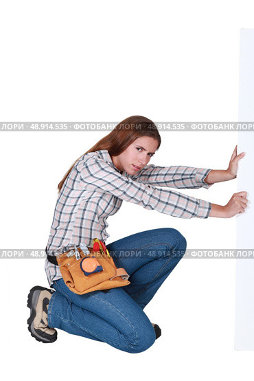 Woman laboriously holding up a blank sign. Стоковое фото, агентство Ingram Publishing / Фотобанк Лори