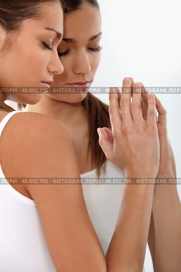 Woman leaning against a mirror. Стоковое фото, агентство Ingram Publishing / Фотобанк Лори