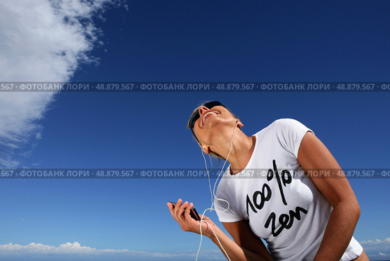 Woman listening to music outdoors. Стоковое фото, агентство Ingram Publishing / Фотобанк Лори