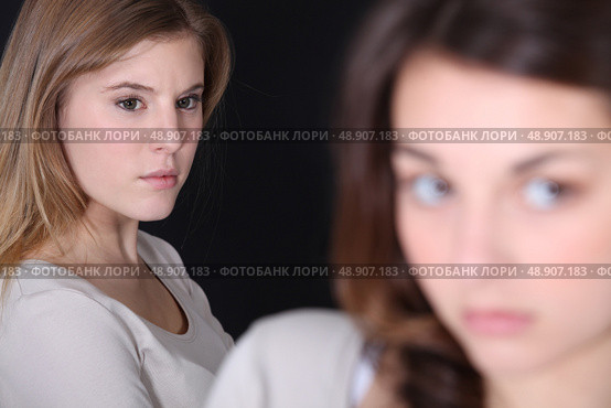 Woman looking at another. Стоковое фото, агентство Ingram Publishing / Фотобанк Лори