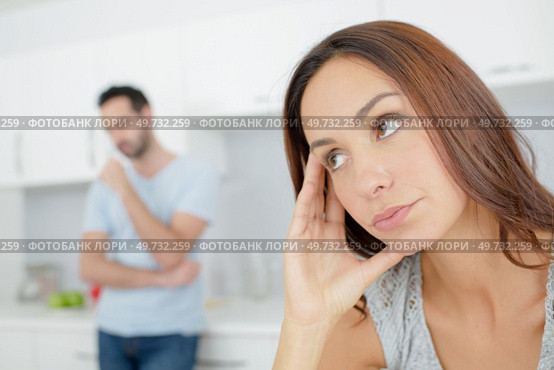 Woman looking fed up, partner in background. Стоковое фото, агентство Ingram Publishing / Фотобанк Лори