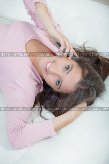 woman lounging with a smartphone. Стоковое фото, агентство Ingram Publishing / Фотобанк Лори