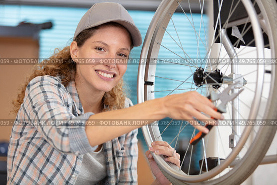 woman making an adjustment on a wheelchair. Стоковое фото, агентство Ingram Publishing / Фотобанк Лори