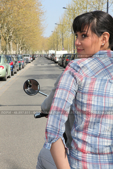 Woman on back of scooter. Стоковое фото, агентство Ingram Publishing / Фотобанк Лори