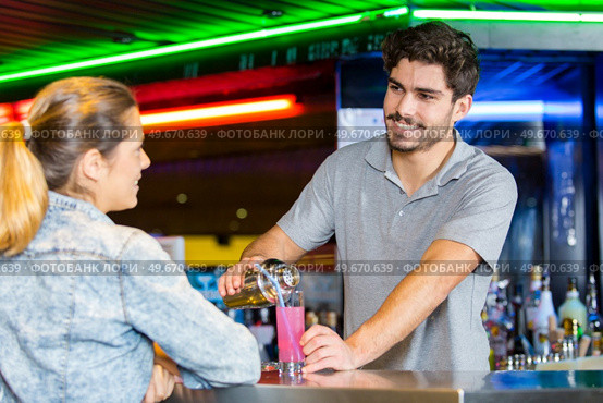 woman ordering from a bartender in a bar. Стоковое фото, агентство Ingram Publishing / Фотобанк Лори