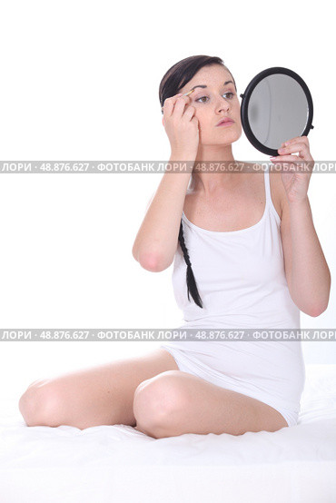Woman plucking eyebrows. Стоковое фото, агентство Ingram Publishing / Фотобанк Лори