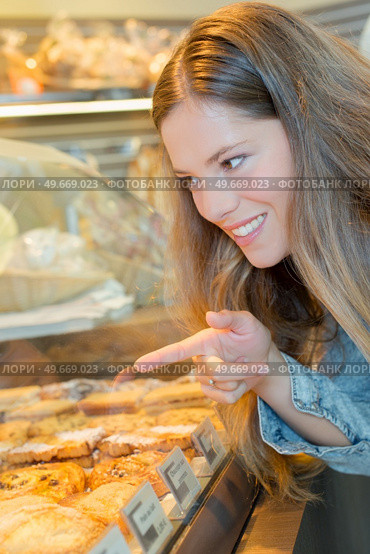woman pointing at a pastry. Стоковое фото, агентство Ingram Publishing / Фотобанк Лори