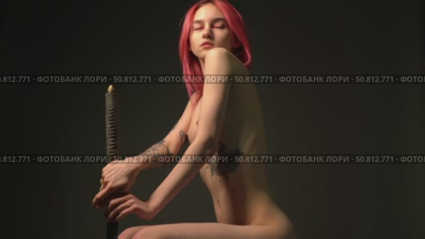 Woman poses elegantly in beauty studio during backstage session. Стоковое видео, видеограф Гурьянов Андрей / Фотобанк Лори