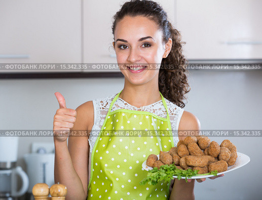 woman posing with plate of deep-fried kroketten. Стоковое фото, фотограф Яков Филимонов / Фотобанк Лори