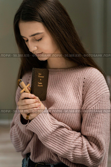 woman praying with wooden cross bible. Стоковое фото, агентство Ingram Publishing / Фотобанк Лори