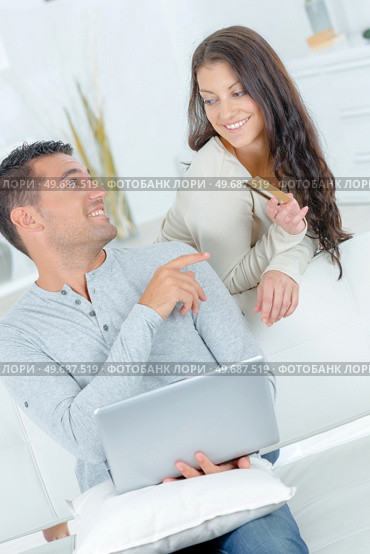 Woman reluctant to give credit card to boyfriend. Стоковое фото, агентство Ingram Publishing / Фотобанк Лори