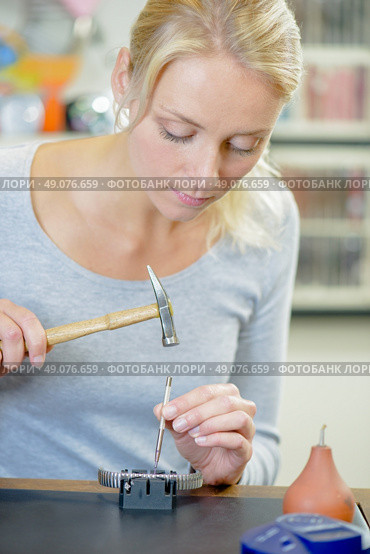 Woman replacing a watch strap. Стоковое фото, агентство Ingram Publishing / Фотобанк Лори