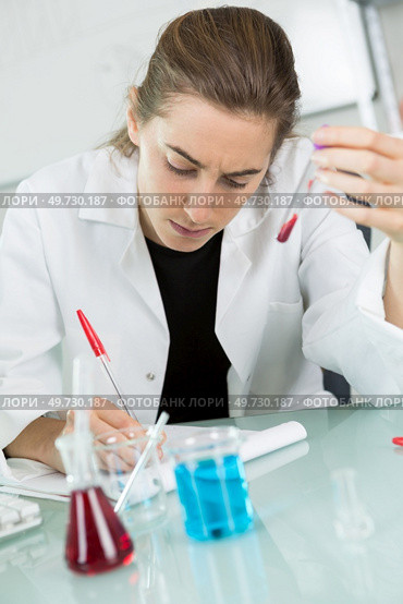 woman researcher doing a blood test. Стоковое фото, агентство Ingram Publishing / Фотобанк Лори